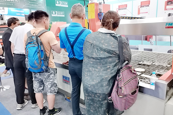 PMT水刀切割机在展会上大受欢迎